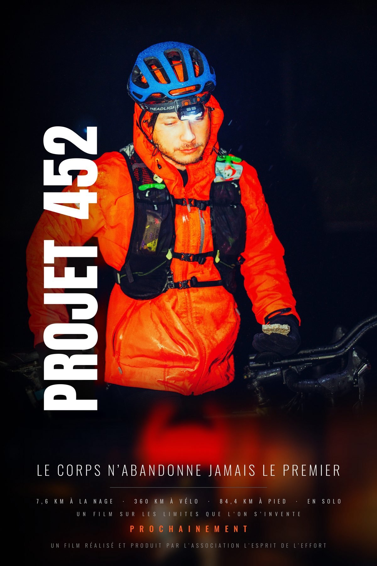 Affiche du film Projet 452 : un athlète de nuit, lampe frontale allumée, veste orange. Titre Projet 452, sous-titre « Le corps n'abandonne jamais le premier ».
